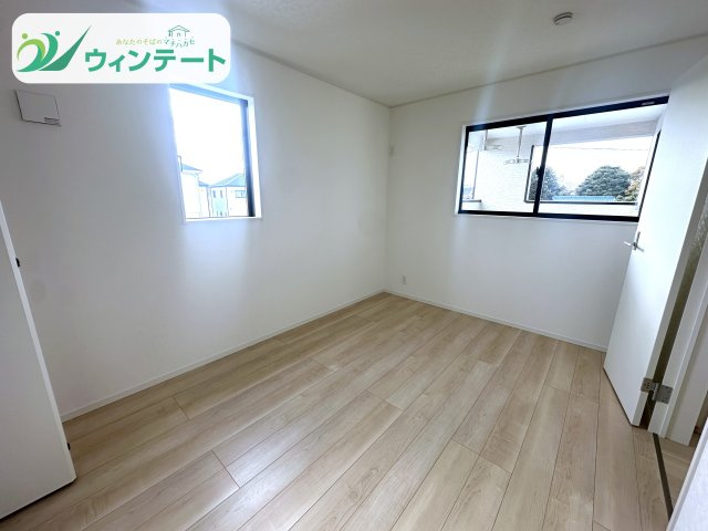 バルコニーに面した洋室は、開放感と明るさが魅力。読書やリモートワークにもぴったりの心地よい空間です。