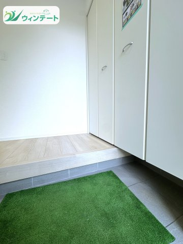 家族の「ただいま」と「おかえり」が響く明るい玄関。木の質感がやさしく迎えてくれます。