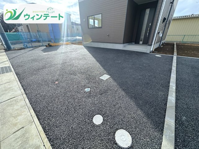 並列駐車ができるゆとりのカースペース。車の出し入れもラクラクで日常使いに便利です。