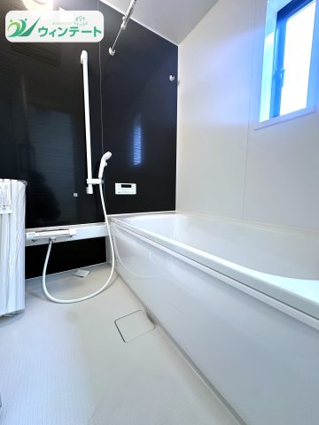 家族みんながゆったりくつろげる広さの浴室。換気・乾燥・暖房ができる機能付きで、一年中快適な入浴時間を楽しめます。