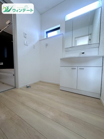 毎日の身支度に便利な三面鏡付き洗面台。朝の準備もスムーズで快適に過ごせます。