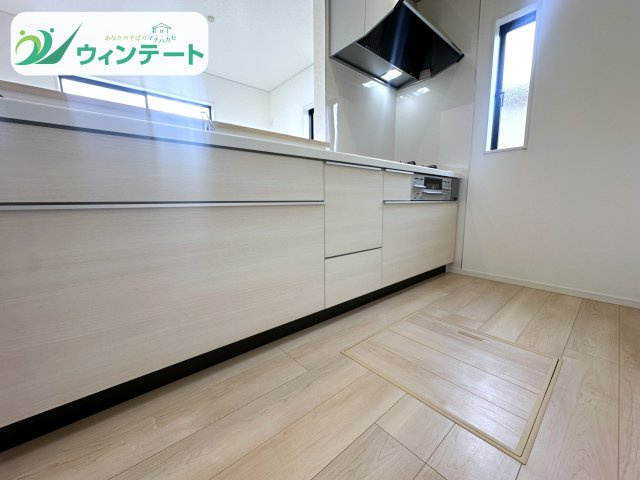 キッチンからリビングが見える開放的な空間設計。料理をしながら家族とのコミュニケーションが楽しめます。