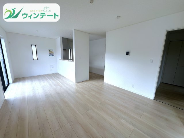 ナチュラルカラーで統一された落ち着いたLDK。対面キッチンで家族との距離がぐっと近づきます。