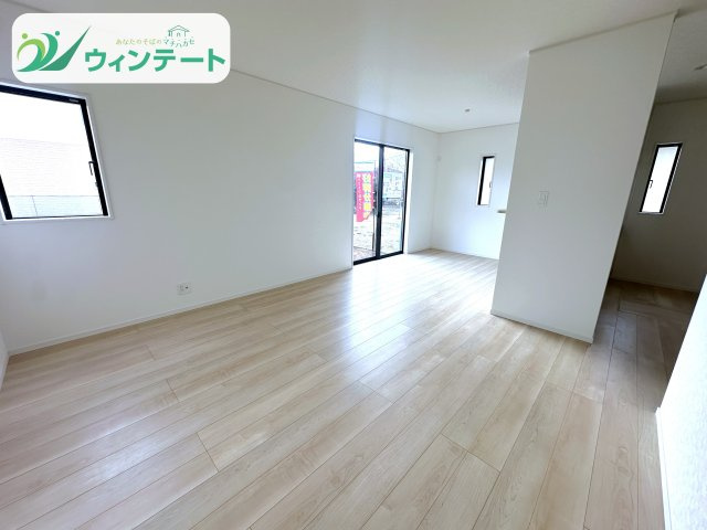 対面キッチンからはリビング全体が見渡せ、小さなお子さまがいても安心。家族の絆を深める空間です。