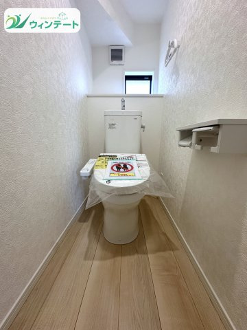 使い勝手の良い温水洗浄便座付きトイレ。明るく清潔感のある空間で快適にご使用いただけます。