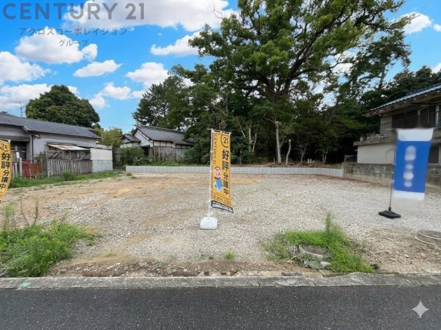 前面の公道幅員が約4.8m確保されており、車の出し入れが比較的スムーズに行えます。徒歩5～10分圏内に買い物施設や教育施設、医療機関が揃っており、非常に生活利便性が高い平坦な住宅街です。