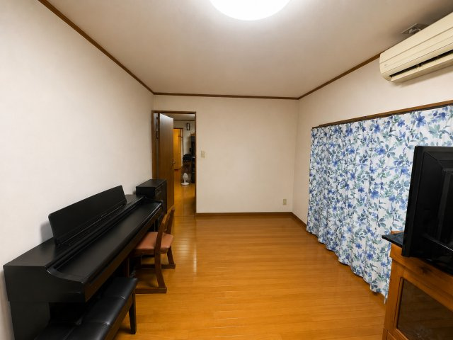 落ち着いた色調の洋室です