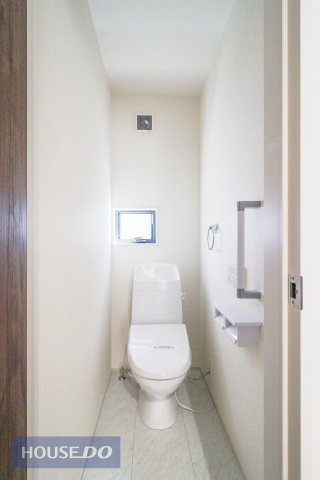 窓付きのトイレスペース。換気環境も良好です。