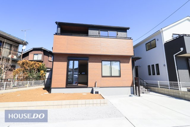 スタイリッシュな色調の外観♪耐久性やメンテナンス性に優れた外壁材はセルフクリーニング仕様。日当たりや採光が十分になるように、機能的に設計されております。