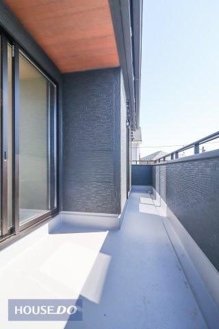 物干し付きの広々バルコニー。スペースを有効活用して、洗濯もはかどりますね！