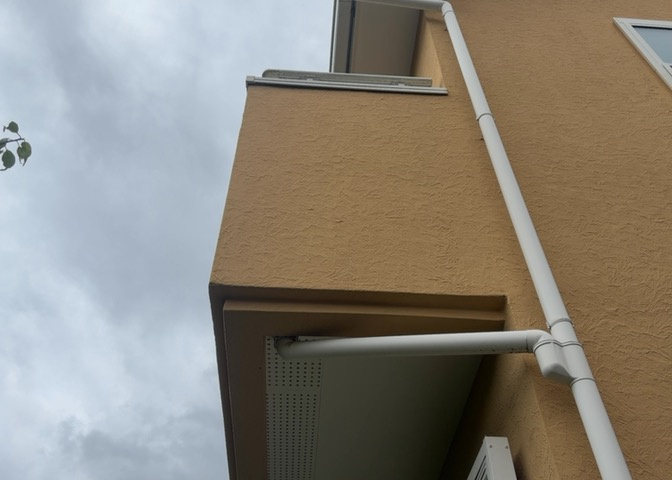バルコニーは、室外の専用スペースのうち、「屋根がなく開放された空間」であるものを指します。ベランダより広いタイプのものが多く、日当たりもよいため家庭菜園などを楽しみたい人にとって適した環境となります。