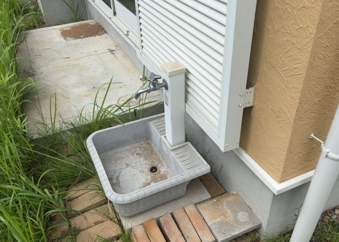 敷地内に散水栓や立水栓があると便利です。水道水を直接利用できるため、水を運ぶ手間を省くことが出来ます。大量の水を必要とする洗車作業や清掃などに役立ちます。その他設備とあわせて、現地でご確認ください。