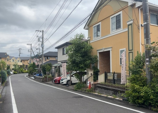 南側道路の場合は長い時間光を入れ込むことができるため、庭やリビングを道路側に持ってくることが多く土地価格も高い傾向にあります。一方北側道路だとリビングや庭が南側になりプライバシーを守ることができます。
