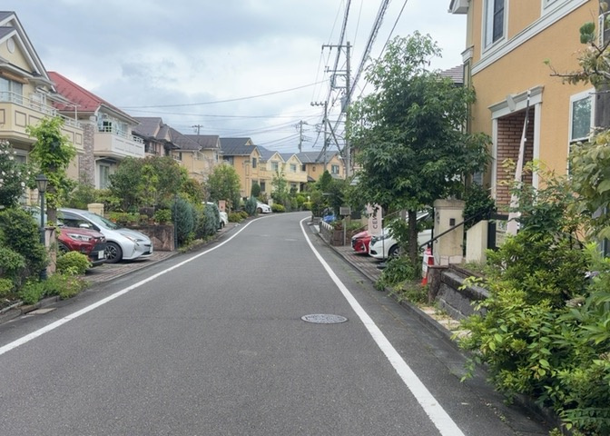 東側道路の場合は居室を南向きに設計しやすいため、朝日が入りやすいというメリットがあります。一方、西側道路も東側同様に居室を南向きに設計しやすいのですが、住宅地だと朝日が入りにくいという弱点があります。