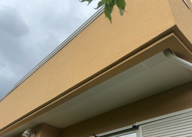 バルコニーは、建物内から室外へ楽に出入りできる便利なスペースです。また、バルコニーには手すりを付けることが義務付けられており、手すりの高さは110cm以上で施工することが建築基準法で定められています。