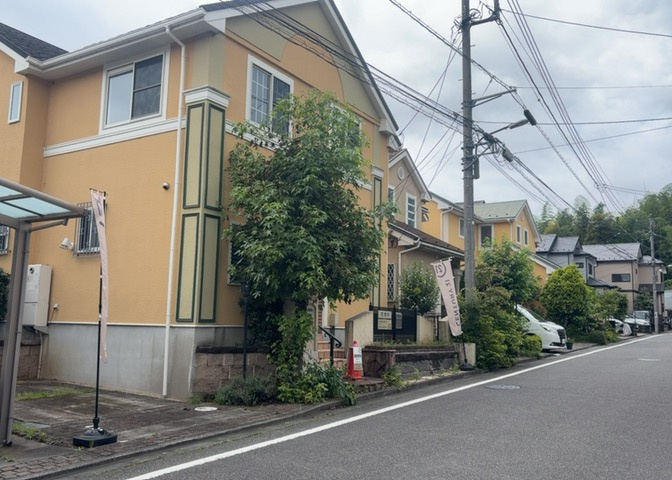住宅用の土地では前面道路に2m以上接していなければならないと法律で定められています。しかし、お持ちの車のサイズやライフスタイルなどにより、2mでは利便が悪い場合もございますので、事前に確認しましょう。