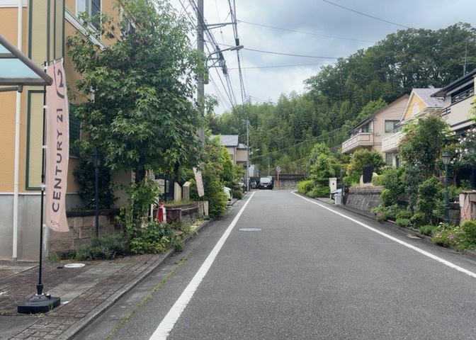 道幅が広い場所は日当たりや風通が良好です。幅が広いのですれ違いも可能ですし大きな車でも駐車可能！一方で、大型車が通ることも多くなるため交通量の増加により騒音に繋がります。また土地の値段が高くなります。