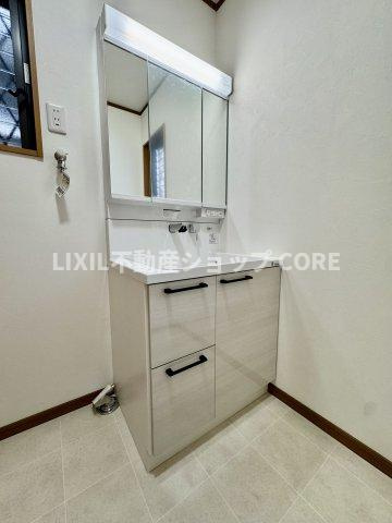 化粧品やティッシュボックス、歯ブラシなどもスッキリ収まりますよ！収納豊富な洗面化粧台になります。　