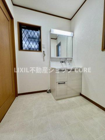 ゆとりの洗面スペースで朝の身支度も快適スムーズに。鏡の裏にはたっぷりと収納スペースを標準装備！　