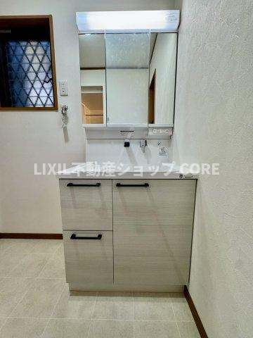 おしゃれな空間の洗面所。しっかりとした収納スペースもございます！ゆったりお使い頂ける広さです！　