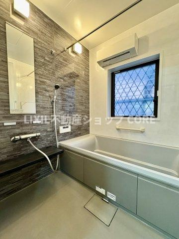 ゆったり入れる一坪バス。足を伸ばして入れるサイズは一日の疲れを癒すのに嬉しい広さですね。　