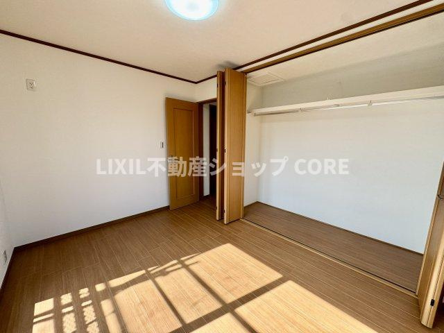 各居室にはクローゼットが備え付けられており、居室の広さを有効に使えます♪　