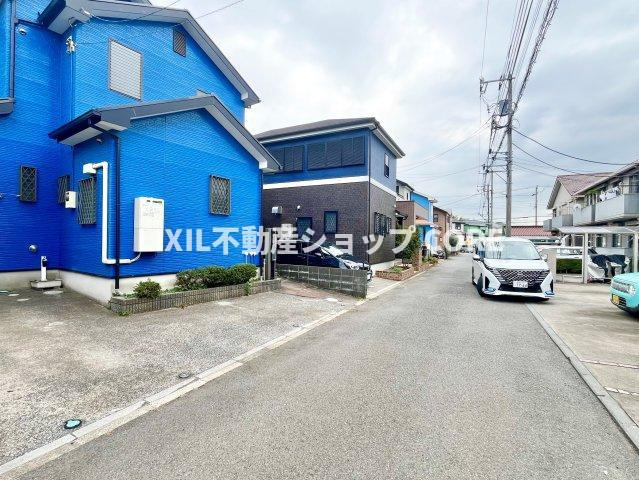 前面道路は閑静な住宅地をはしる車通りの少ない道路。お車の出し入れが苦手なママや小さなお子様にも安心　