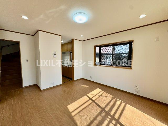 光溢れる安らぎの空間。キッチンとも一体感も演出しご家族との会話も弾みます。　