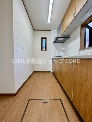 カウンター下部には豊富な収納を設置しスペースを有効活用しております。充実したキッチンです。　