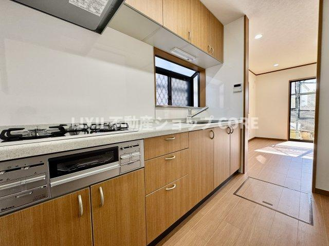 食器の出し入れがしやすいスライドオープン式です。収納豊富なシステムキッチンになります。　