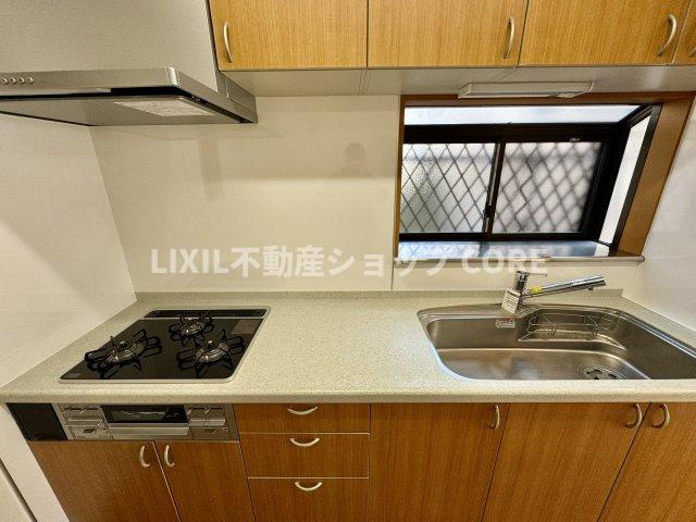 三口コンロで、お料理の効率もアップ！使い勝手の良さを考えました。お洒落なシステムキッチンです。　