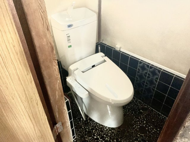 落ち着いた色調のトイレです