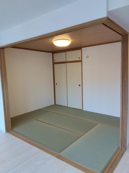 和室　6帖　リビングの隣に和室がありお昼寝等ゆっくり過ごせます。