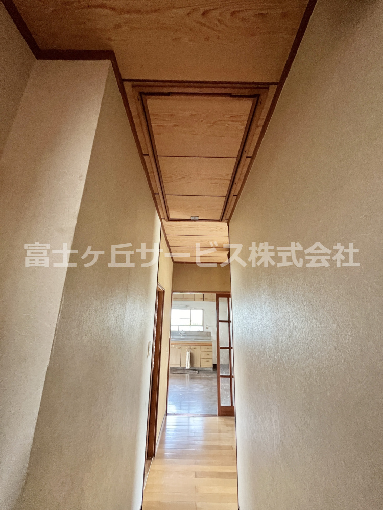 屋根裏収納があります