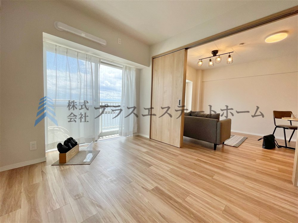 【当社施工事例】バルコニーに面したリビング♪フローリングはナチュラルな美しさがあります♪
