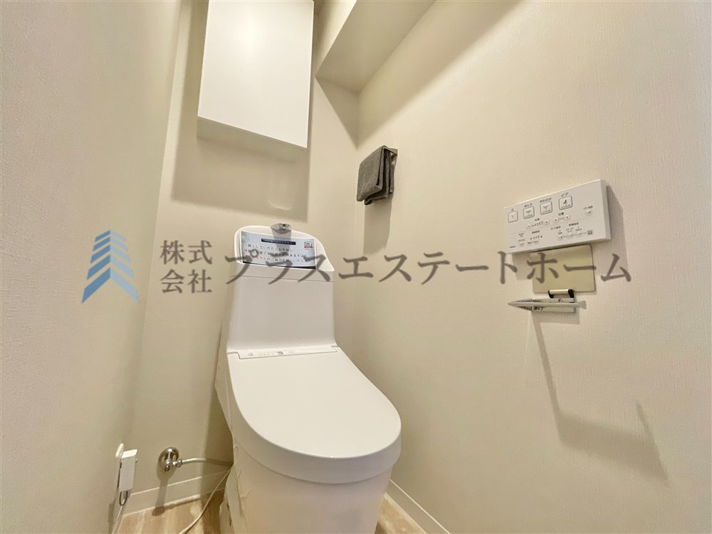 【当社施工事例】身支度やお風呂上がり、寝る前の準備などの際に嬉しい大きな鏡付きです♪