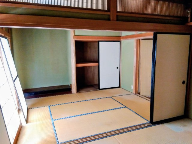 大きい窓から入るたっぷりの日差しが嬉しいですね。和室には床の間があり、風情ある空間に癒されます。