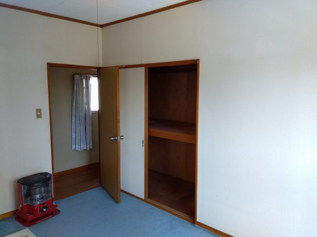 寝室や仕事部屋など使い勝手の良い広さの洋室です。一日の疲れを癒すプライベート空間になりますね。