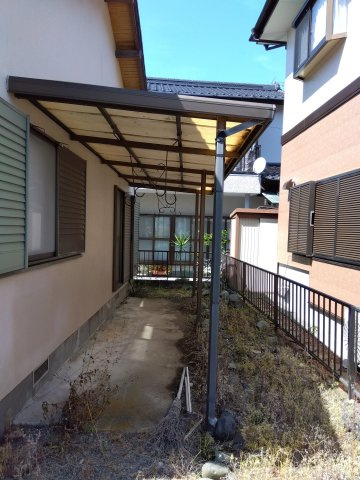 物干し場には屋根があるので急な雨でも安心です。