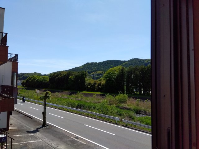 前面道路が広々としています。車の出入りや駐車もスムーズに行えます。