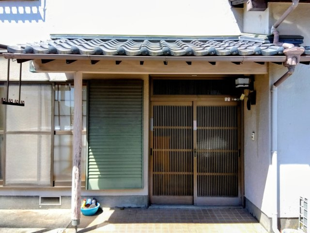 玄関は引き戸なので荷物の出し入れが楽です。風の入れ替えも出来て便利です。