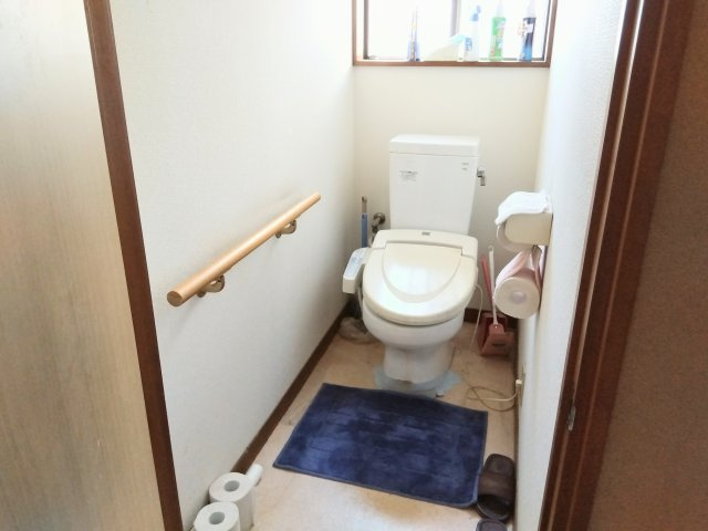 トイレには窓があり明るい室内です。コンパクトな設計で空間を広く感じさせるデザインになっています。