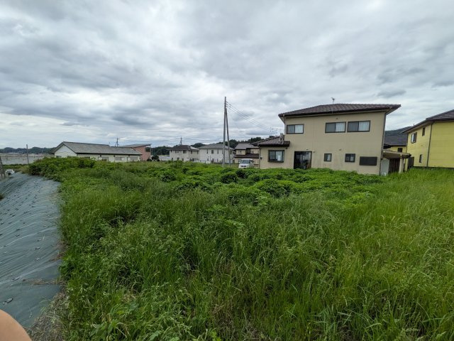 静かな住宅地で日当たり・風通しも良好です。ゆったりとした広さがあり、多様な用途にご検討いただけます。