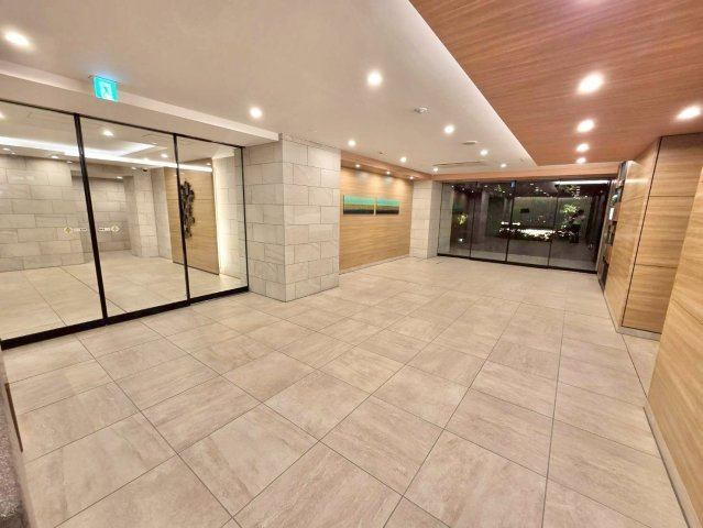 高級感あふれるエントランスホール。日々の暮らしをより快適にし、マンションライフならではの魅力をお楽しみいただけます。