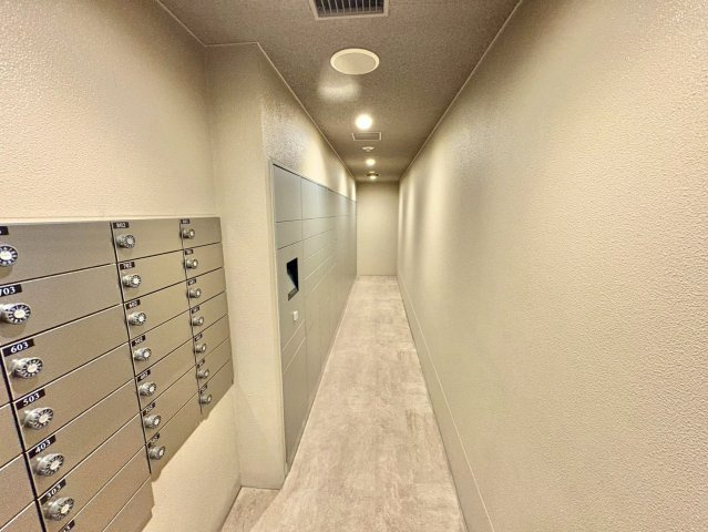 非対面で受け取れる宅配ボックス付きで、留守中の荷物受け取りも安心です