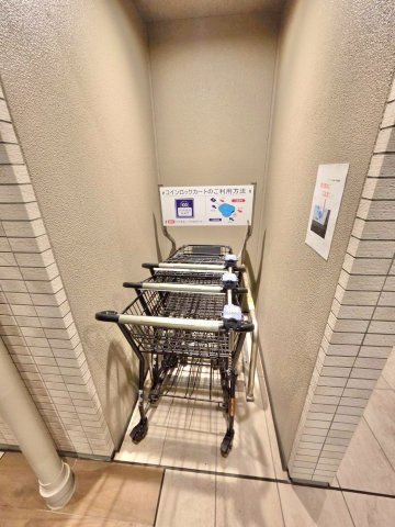 お買い物後の荷物運びに便利なショッピングカートをご利用いただけます。