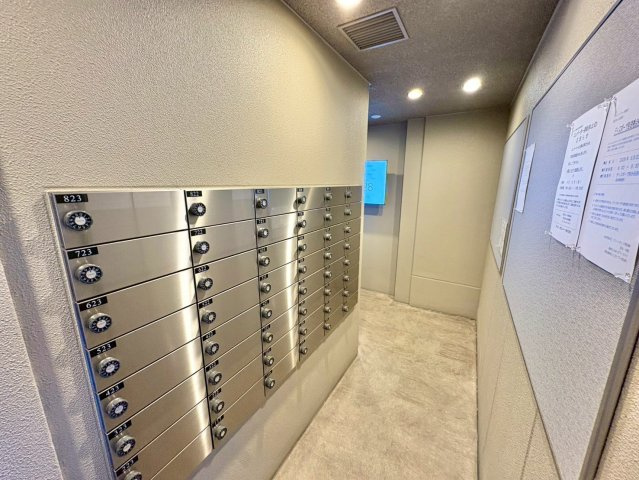 非対面で受け取れる宅配ボックス付きで、留守中の荷物受け取りも安心です
