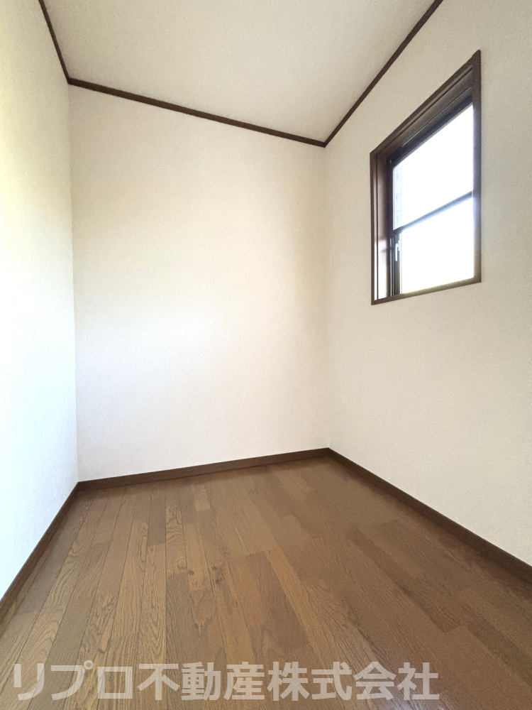 2階洋室7帖の部屋には小窓付きの収納部屋があり、ウォークインクローゼットとしても利用可能！