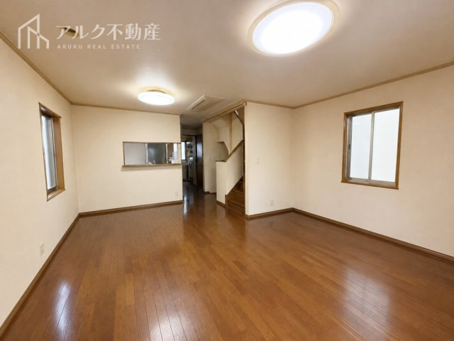 家族とのコミュニケーションが弾むリビング階段プラン。※AIによる荷物消去加工を行った画像です。