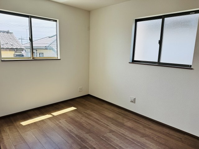 ～2階6帖の洋室　2面採光で明るく風通しの良いお部屋です～